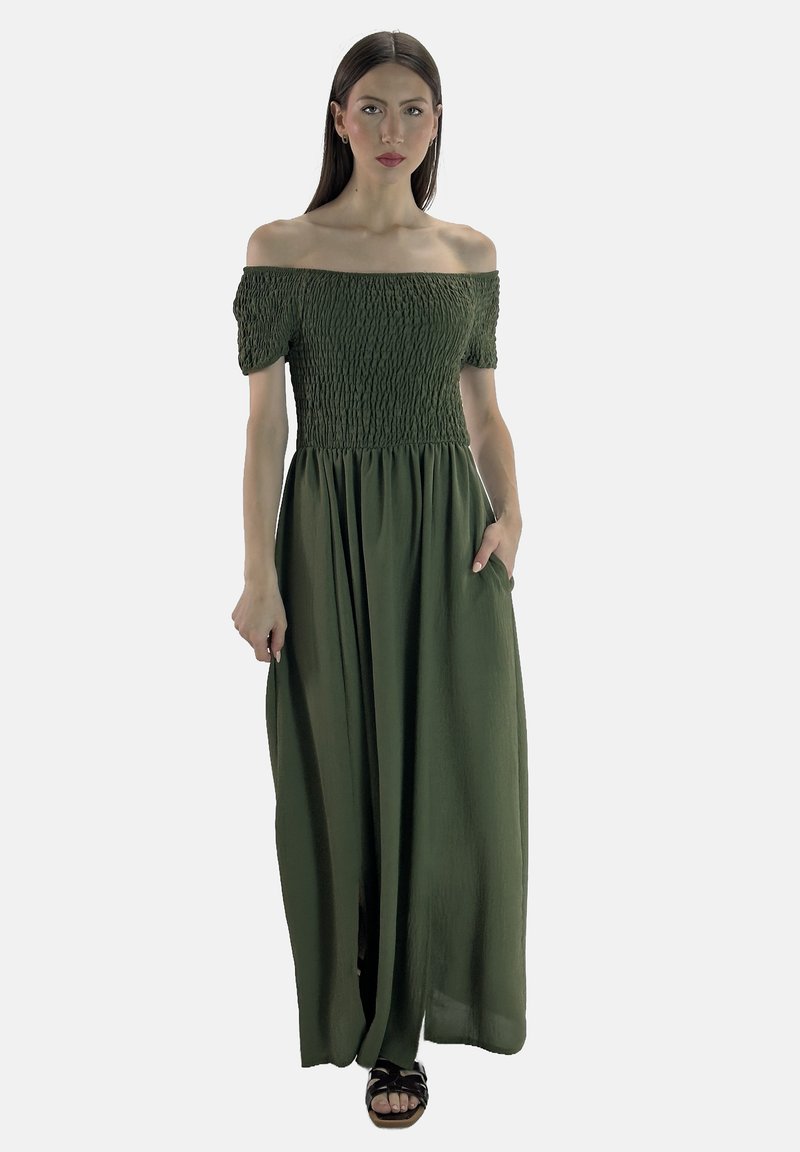 Abito lungo off-the-shoulder in verde oliva, con corpino arricciato, maniche corte a palloncino e due tasche laterali. Realizzato in tessuto leggero.