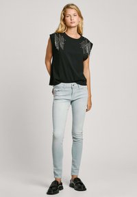 Pepe Jeans LYDIA - Trükipildiga T-särk - black