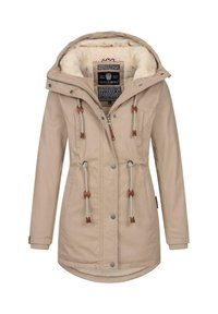 Beige, zachte shell parka met capuchon, bontvoering, trekkoord in de taille, houten toggles en twee zijzakken. Voorzien van ritssluiting en drukknoopsluiting.