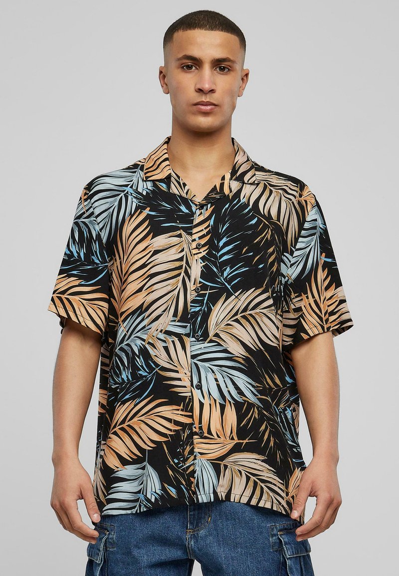 Korte mouwen, gekraagde shirt met een zwarte achtergrond, versierd met grote palmbladpatronen in tinten oranje en blauw op een lichtgewicht stof.
