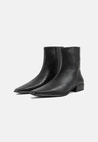 Schwarze Lederanfängerstiefel mit spitzem Zeh, seitlichem Reißverschluss und niedrigem Blockabsatz. Glatte Textur und minimalistisches Design.