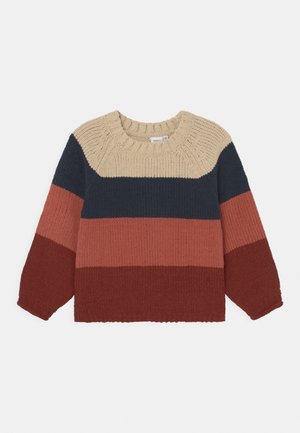 Pull en grosse maille avec larges rayures horizontales en beige, bleu marine, rouille et rouge foncé, avec un col rond et des manches longues.