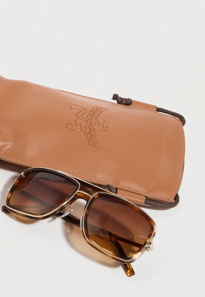 Καφέ αποχρώσεων ορθογώνια γυαλιά ηλίου με κορνίζα σε σχέδιο χελώνας, τοποθετημένα σε καφέ δερμάτινη θήκη με κορδόνι, τυπωμένη με λογότυπο.