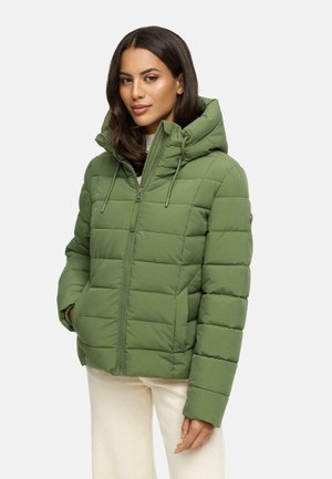 Groene gewatteerde pufferjack met capuchon, rits aan de voorkant, elastische trekkoorden en zijzakken. Soepele, matte stof met subtiele textuur.