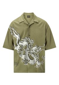 Olijfgroene shirt met korte mouwen van lichtgewicht stof, voorzien van een opvallende gestileerde witte drakengrafiek en een knoopsluiting aan de voorkant.