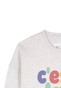 Lichtgrijze sweatshirt met een kleurrijke tekstgrafiek in verschillende tinten (rood, groen, paars, geel) aan de voorkant. Zachte, katoenachtige textuur.