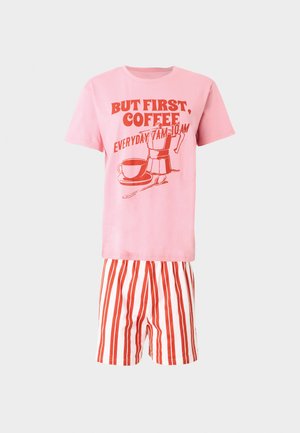 Roosa lühikeste varrukatega särk, millel on punase tekstiga "Aga esmalt kohv iga päev 7.00–10.00" kohvipoti, tassi ja lusika joonistuse kohal, koos punaste ja valgete triibuliste lühikeste pükstega.