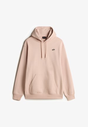 Sudadera rosa claro con un bolsillo canguro frontal, capucha con cordón y un pequeño logo negro en el lado izquierdo del pecho. Textura de tela suave.