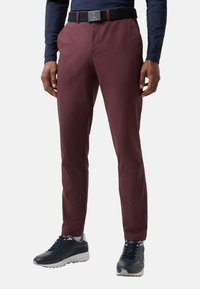 Bordové kalhoty slim fit vyrobené z lehkého materiálu. Vybavené černým opaskem se stříbrnou přezkou. Nosit s tmavými sportovními botami.