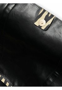 Intérieur en cuir noir avec une fermeture à bouton doré. Présente un accent à motifs en nuances de beige et noir sur le bord supérieur.