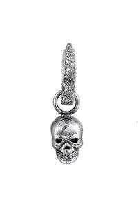Pendente a forma di teschio in metallo argentato con un anello testurizzato, caratterizzato da dettagliate caratteristiche facciali e una finitura lucida, adatto per uso decorativo o come gioiello.