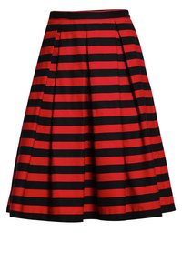Jupe plissée A-line à rayures horizontales rouges et noires, avec une taille ajustée et une longueur intermédiaire.
