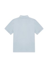 Ανοιχτό μπλε πόλο μπλουζάκι με κοντά μανίκια, φτιαγμένο από βαμβάκι, με κλασικό γιακά και ριμπ μανσέτες. Απλός σχεδιασμός χωρίς ορατά λογότυπα ή σχέδια.