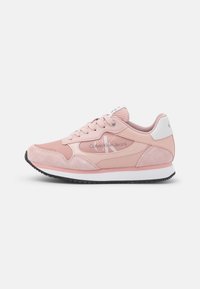 Zapatilla deportiva rosa hecha de gamuza y malla, con punta redondeada, acentos blancos y una suela de goma negra texturizada.
