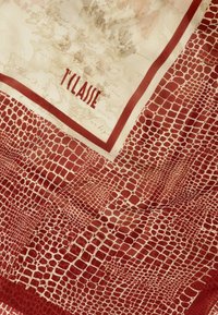 Sciarpa di seta con motivo a coccodrillo rosso e bianco, bordata in beige con una mappa sbiadita e la scritta "l'élasje."