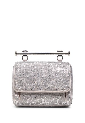 Sølv clutch taske dækket af små rhinsten med et kort metallisk bjælkehåndtag på toppen mod en hvid baggrund.