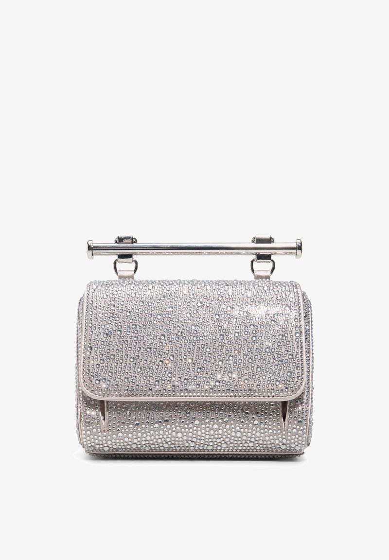 Pochette argentée recouverte de petits strass avec une poignée courte en barre métallique sur le dessus, sur fond blanc.