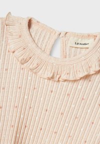 Haut à côtes rose pâle avec un col froncé, orné de pois blancs et rose pâle, incluant une fermeture en forme de trou de serrure à l'arrière, par Lil' Atelier.