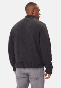 Dunkelgrauer Strickpullover mit hohem Kragen, geripptem Saum und Bündchen. Der Stoff wirkt dick und strukturiert, geeignet für kühleres Wetter.