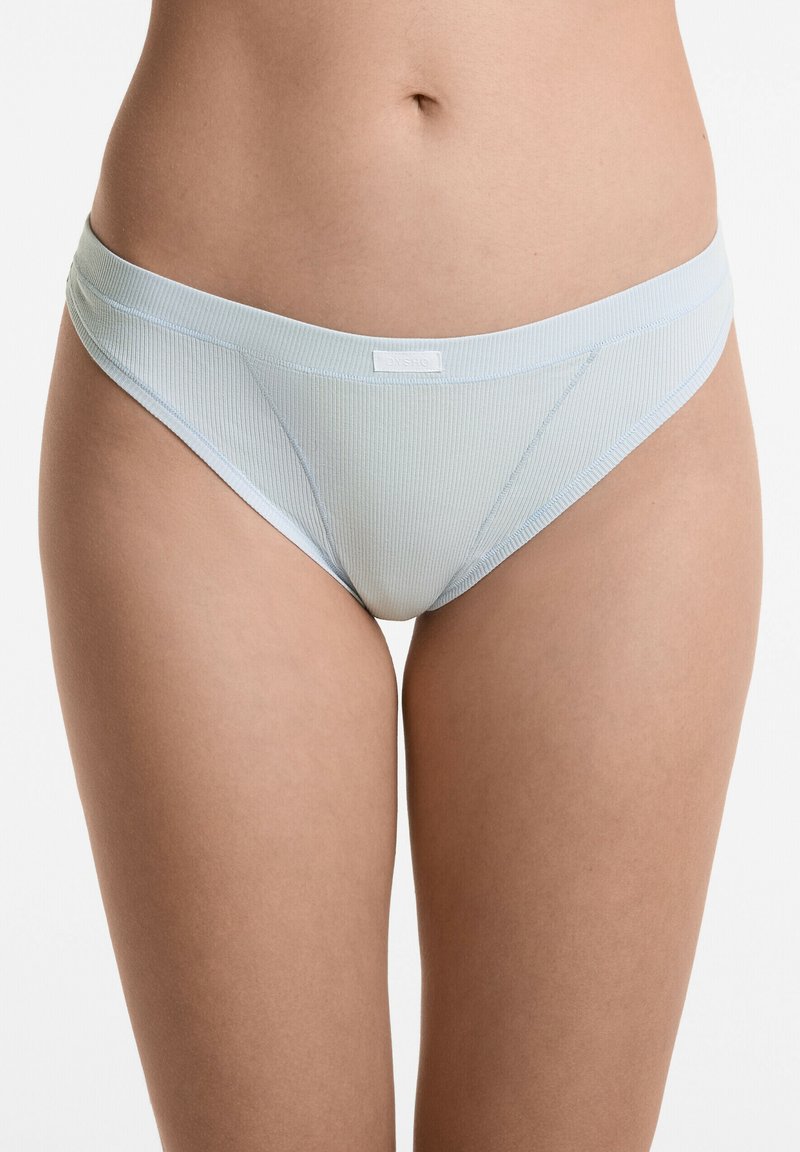 Ljusblå, räfflade bikiniunderkläder med mjuk midja och subtila sömdetaljer. Tyget har en slät textur och en ren finish.