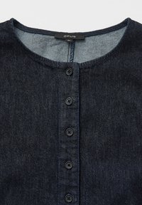 Dunkelblaues Denimhemd mit rundem Ausschnitt, sechs schwarzen Knöpfen vorne und kontrastierender innerer Kragenstruktur.