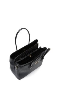 Sac en cuir noir à texture grenaillée, featuring des poignées doubles, plusieurs compartiments et une fermeture zippée avec un détail en accent tressé.