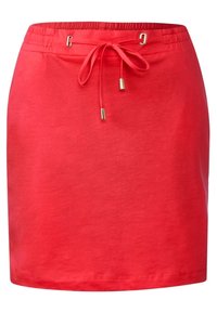 Falda roja con cordón, hecha de tela suave, con cintura elástica y detalles metálicos, corte recto. Sin patrones, textura lisa.