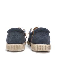 Chaussures en daim bleu foncé avec une semelle en caoutchouc beige texturé. Présentent une couture et un logo embouti sur le talon. Les lacets sont de couleur tan.