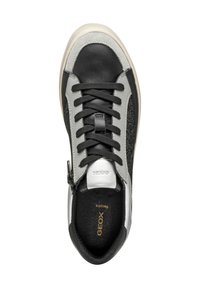 Sneaker in pelle nera e suede grigio con lati testurizzati, chiusura con lacci, dettagli argentati e zip laterale. Marchio Geox all'interno.