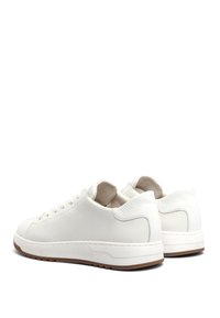 Białe skórzane sneakersy z gładkimi i teksturowanymi akcentami, wiązany design oraz gumowa podeszwa, z subtelnym wytłoczonym logo.