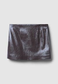 Jupe en cuir marron courte avec une texture lisse et brillante, présentant des lignes épurées et des plis subtils à la taille.