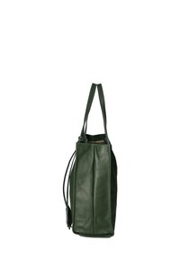Borsa a tracolla verde in pelle con superficie texturizzata, due manici e apertura con zip. Caratterizzata da un design liscio e minimalista.