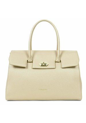 Sac à main en cuir beige avec deux poignées supérieures, forme structurée, fermeture à rabat, accessoires en or et finition texturée. Logo embossé au bas.