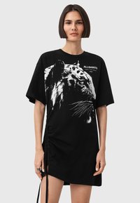 Abito t-shirt nero con grafica di una tigre bianca, dettaglio arricciato laterale e logo "ALLSAINTS" in testo a contrasto. Maniche corte, vestibilità rilassata.