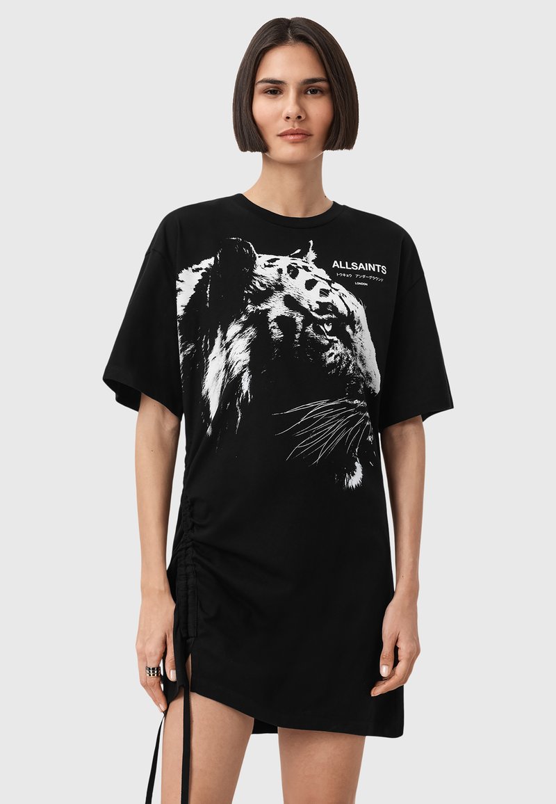 Abito t-shirt nero con grafica di una tigre bianca, dettaglio arricciato laterale e logo "ALLSAINTS" in testo a contrasto. Maniche corte, vestibilità rilassata.