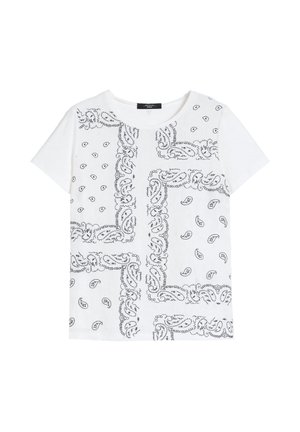 T-shirt bianca a manica corta con motivi paisley neri e piccoli motivi a foglia disposti in sezioni in stile patchwork.