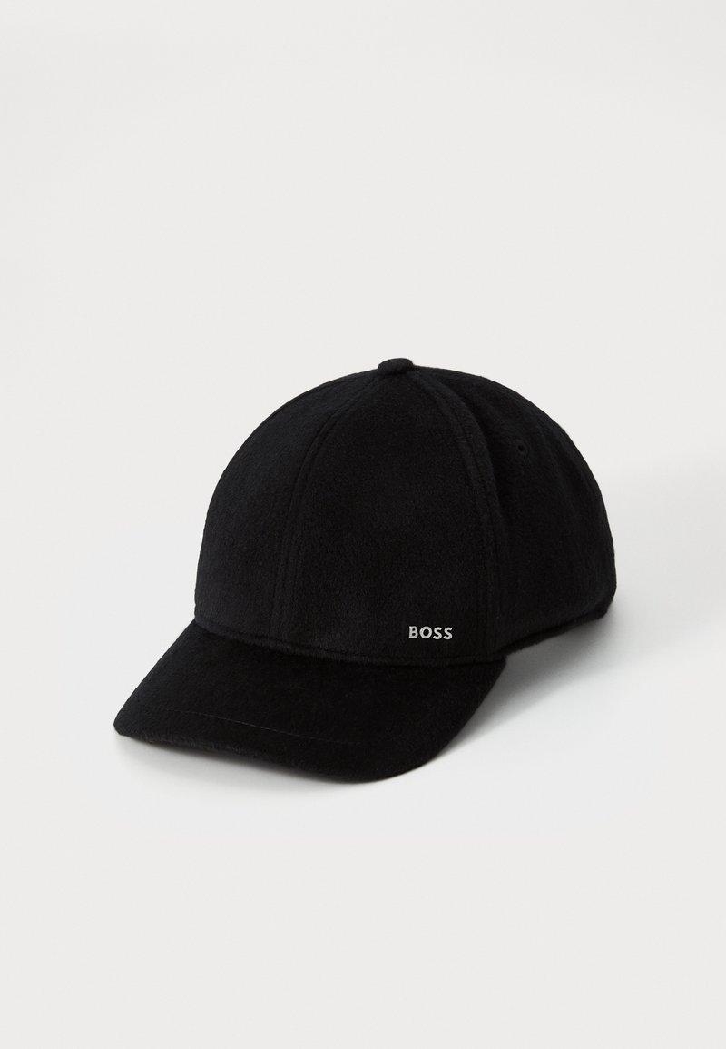 Casquette de baseball noire avec une visière incurvée et un petit logo blanc "BOSS" sur le panneau latéral avant, affichée sur un fond blanc uni.