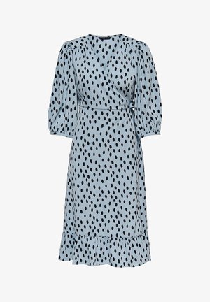 Hellblaues Wickelkleid knielang mit schwarzen unregelmäßigen Punkten, gepufften Dreiviertelärmeln und einer gerüschten Saumkante.