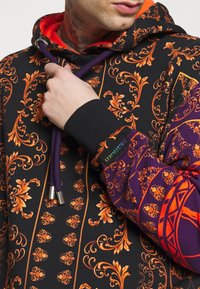 Carlo Colucci Jersey con capucha - black