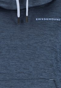Nærbillede af en blå meleret hættetrøje med hvide snore og SWEMEMOUNT-logo i hvid tekst på brystet.
