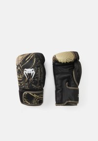 Guanti da boxe con un design grafico nero e oro, superficie texturizzata, nocche imbottite e cinturini per i polsi sicuri per il supporto.