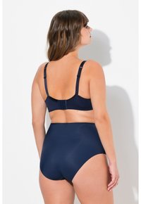 Navy sininen rintaliivi ja korkeavyötäröiset alushousut sileästä kankaasta. Rintaliivissä on säädettävät olkaimet, aaltoileva reuna ja koukku- ja silmäkiinnitys.