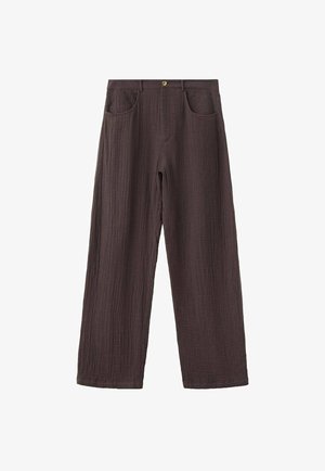 Pantaloni marroni in tessuto texturizzato a gamba larga con chiusura frontale con bottoni e due tasche frontali, mostrati su sfondo bianco.