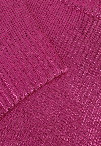 Fuchsia gebreide stof met een mix van ribbel- en gladde texturen. Kenmerkt zich door een glanzende afwerking en een consistente steekpatroon.