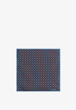 Bufanda cuadrada azul con patrones florales en rojo, blanco y azul claro, y un pequeño logo de "Scalpers" en una esquina.