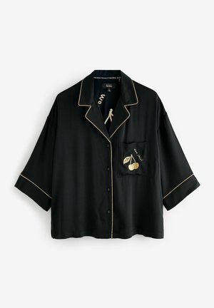 Schwarzes kurzärmeliges Hemd mit Knopfverschluss, goldenen Paspelierungen und einem gestickten Kirschdesign auf der Brusttasche. Glatte Textur.