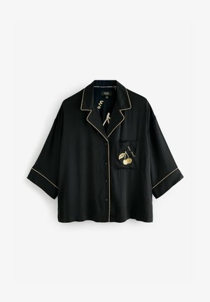 Lyhen hihainen musta paita nappisuljennalla, kultaisella kaitaleella ja tikatulla kirsikkakuviolla rintataskussa. Sileä pinta.