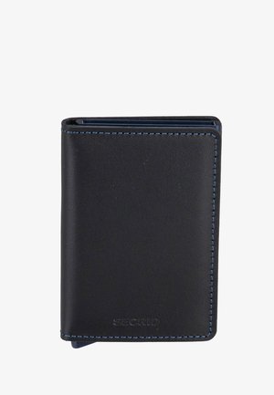 Portafoglio in pelle nera con cuciture blu, forma rettangolare, texture liscia, con logo impresso in rilievo sul davanti.