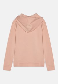 Felpa rosa chiaro con maniche lunghe vista da dietro, caratterizzata da una vestibilità comoda e polsini e orlo a costine.