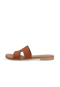 Brune flade sandaler med to overlænder med udskårne designs. Glat lædermateriale og lys farvet sål for kontrast.
